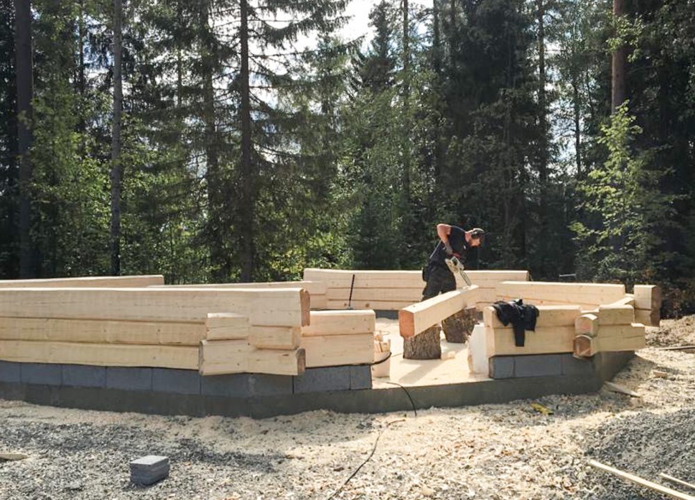 Hirsikehikon käsinveistäminen.