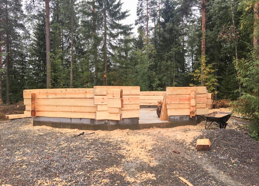 Hirsikehikon käsinveistäminen.