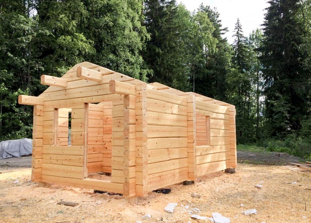 Hirsirakentaminen. Hirsikehikon käsinveistäminen