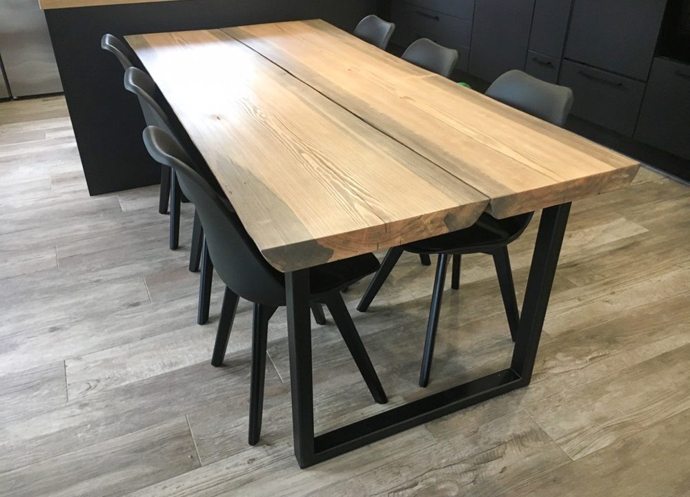 Käsinveistetty hirsilankkupöytä