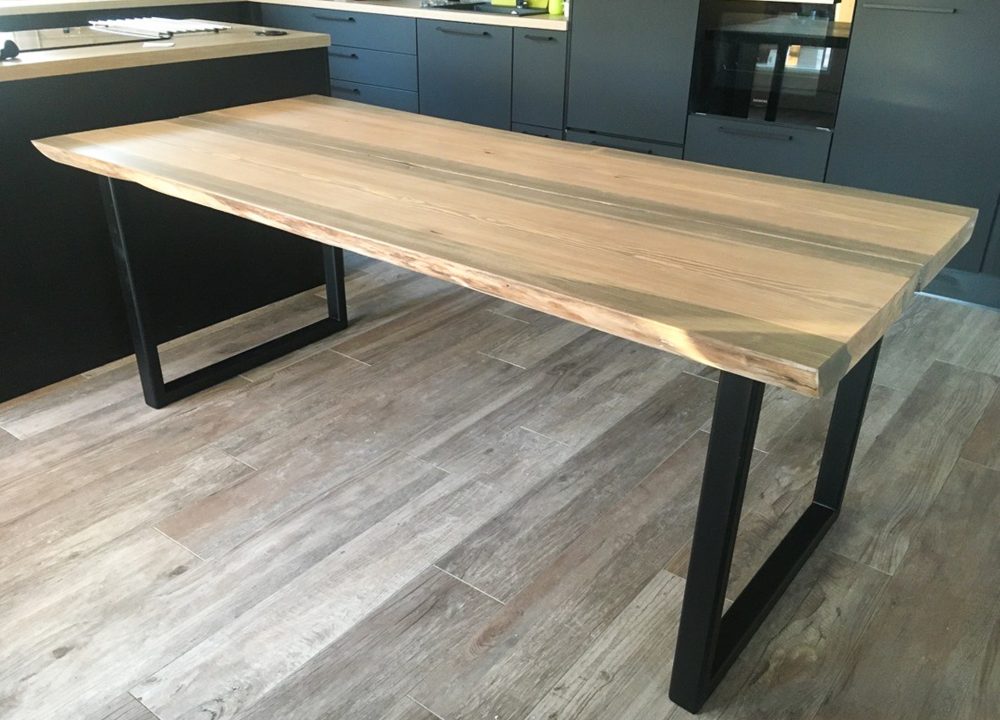 Itse käsintehty hirsilankkupöytä