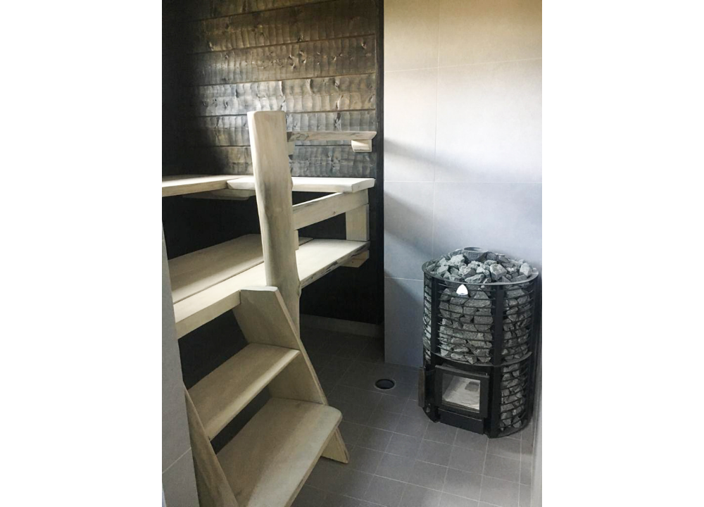 Piilupanelointi saunaan hirrestä