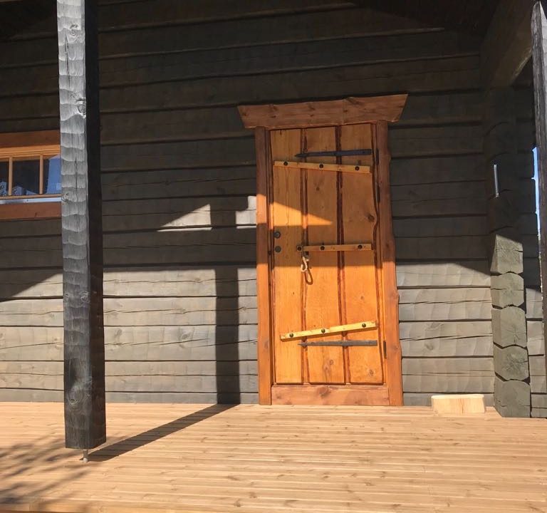 Käsintehty hirsimökki