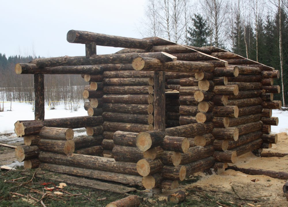 Käsintehty hirsimökki