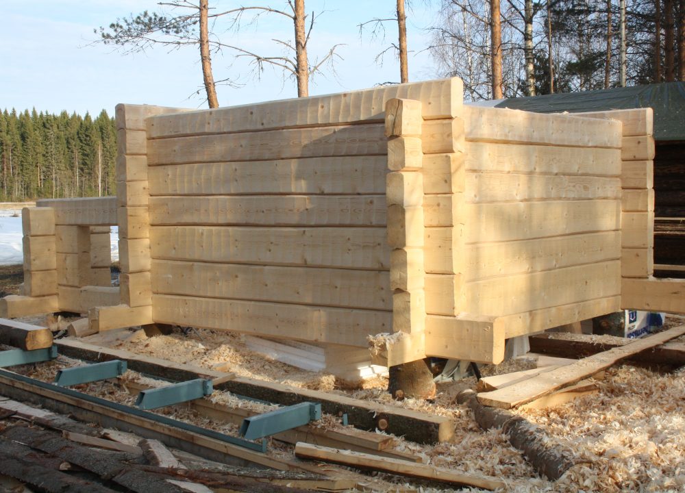 Käsintehty hirsimökki