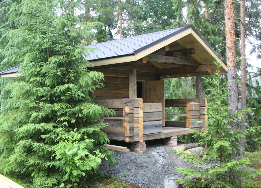 Käsintehty hirsimökki